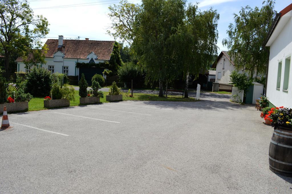 Fruehstueckspension Sterr Strebersdorf ภายนอก รูปภาพ